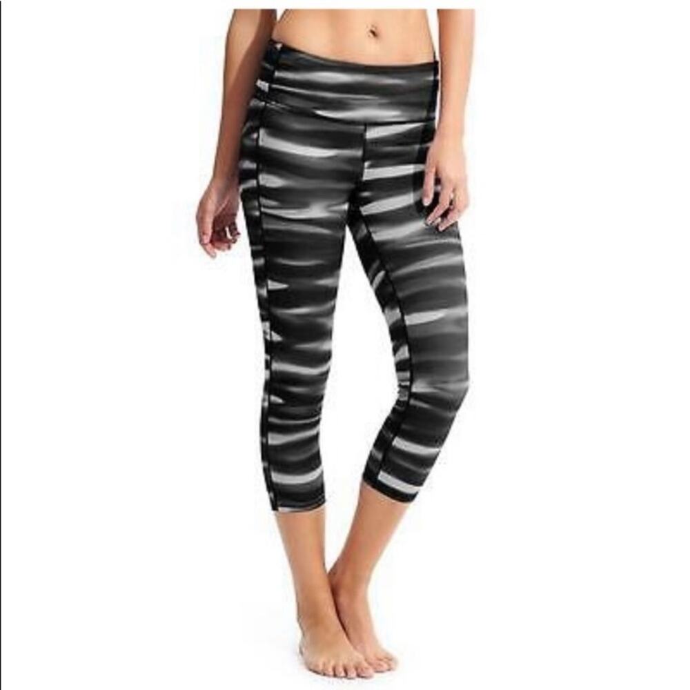 Athleta High Rise H2O Chaturanga Black/Gray Striped Marble Capri Leggings